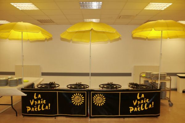 Les cuisiniers de la paëlla s'installent aussi.