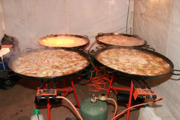 Et pendant l'apéro, les paëllas cuisent.