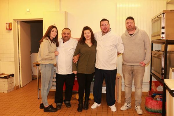 L'équipe du traiteur et patissier en cuisine.