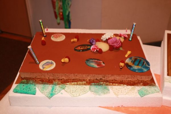 Les desserts arrivent : gâteaux au chocolat, aux poires et aux framboises.