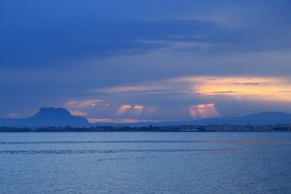 Le soleil se couche sur le rocher de Roquebrune-sur-Argens