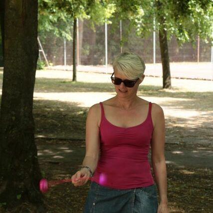 Martine s'entraine à jouer avec deux boules !