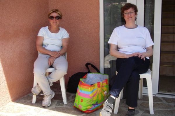 Les bagages sont prêts. On attend pour charger le car.