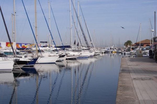 Le matin, le port avant l'arrivée de la foule