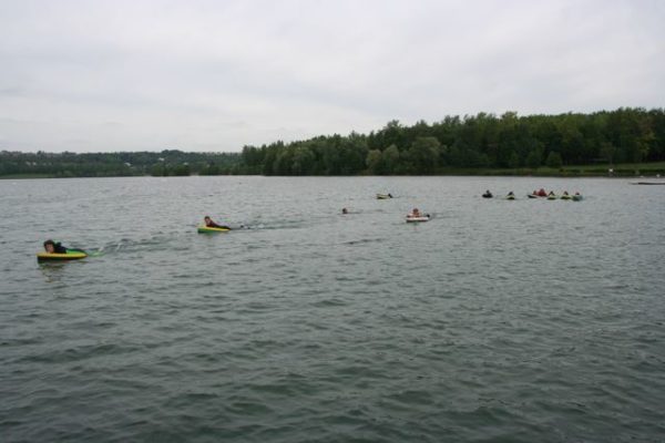 Les jeunes s'entraînent avant leur course.