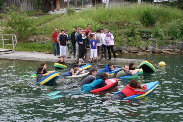 Départ de la course des jeunes, bien encadrés.